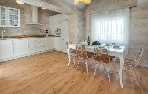 virtuve, Nice Home In San Antoniojerez De L in La Barca de la Florida