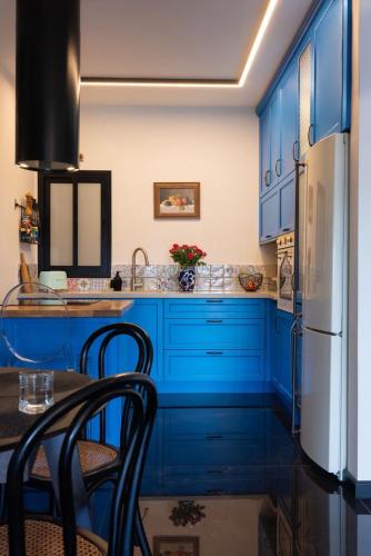 Spacious 5-Room Apartment by the Beach Bat Yam in Bat Yam