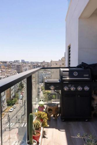 Spacious 5-Room Apartment by the Beach Bat Yam in Bat Yam