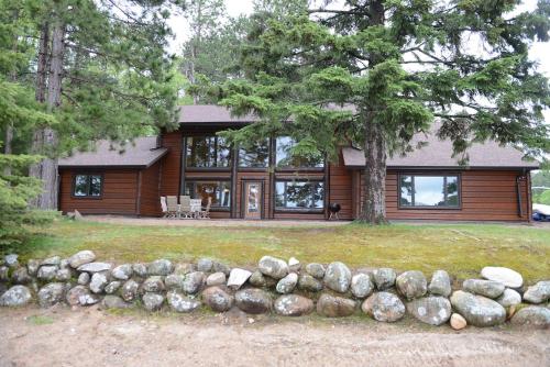Spruces at Pine Cone Lodge- Big Sand Lake – khách sạn tại Nevis