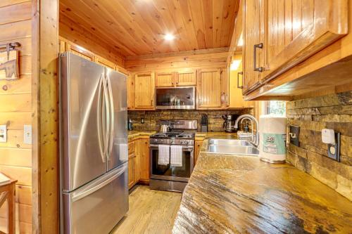 Blue Ridge Cabin with Hot Tub, Fire Pit, and Game Room in Cherry Log, USA