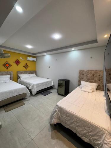 1 queen bed, 2 twin beds