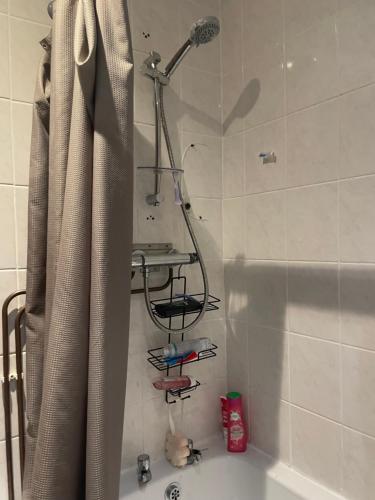 Comfortable Cat-Friendly Stay with Garden & Parking, Manchester (photo 2)