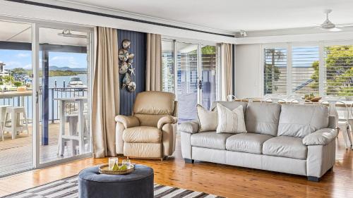 Pandanus - Spacious Waterfront Escape with Private Pontoon & Pool - Holiday Yamba - image 4