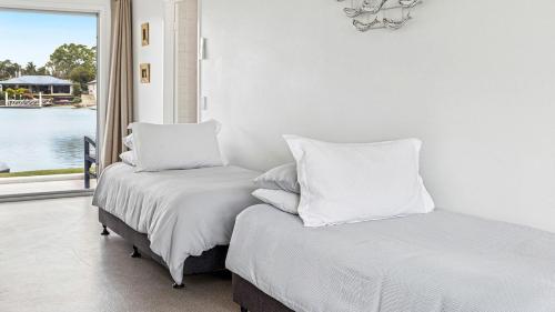 Pandanus - Spacious Waterfront Escape with Private Pontoon & Pool - Holiday Yamba - image 2