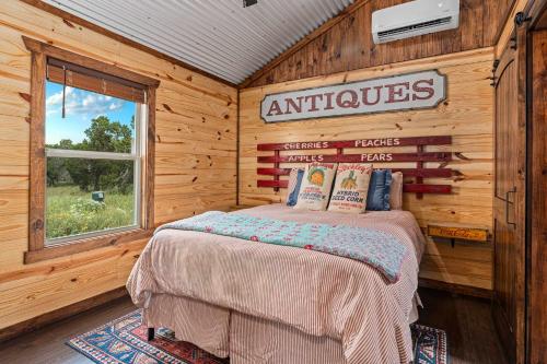 Hill Country Cabin - Cozy Rustic Getaway