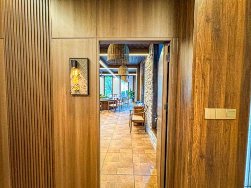 . White Magpie Mountain Residence