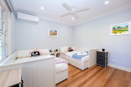 Family-Friendly 2BR Home Near Eastland n BBQ & Toys in Croydon