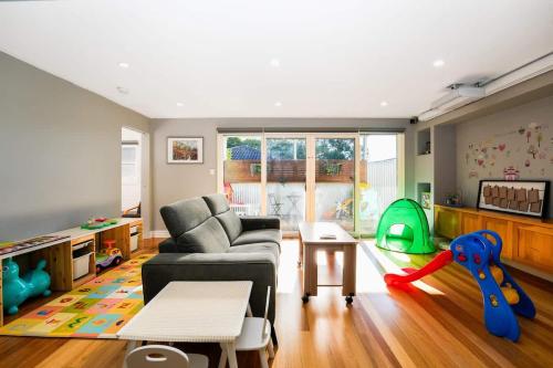 Family-Friendly 2BR Home Near Eastland n BBQ & Toys in Croydon