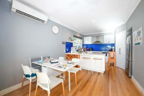 Family-Friendly 2BR Home Near Eastland n BBQ & Toys in Croydon