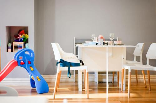 Family-Friendly 2BR Home Near Eastland n BBQ & Toys in Croydon