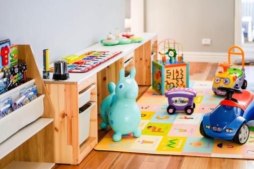 Family-Friendly 2BR Home Near Eastland n BBQ & Toys in Croydon