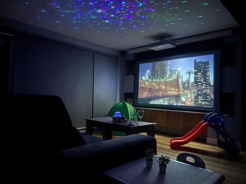 Family-Friendly 2BR Home Near Eastland n BBQ & Toys in Croydon