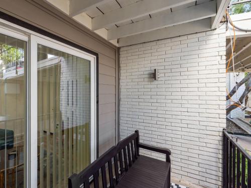 Charming Dallas Apartment near Airport in Oak Lawn