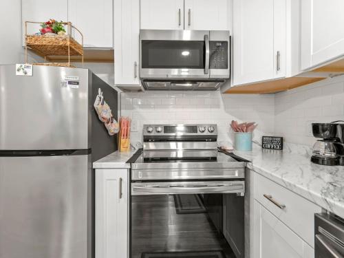 Charming Dallas Apartment near Airport in Oak Lawn