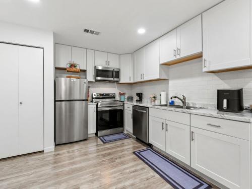 Charming Dallas Apartment near Airport in Oak Lawn
