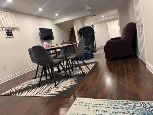 Stylish 2Bedroom Basement Suite in Oakwood Village – khách sạn tại York