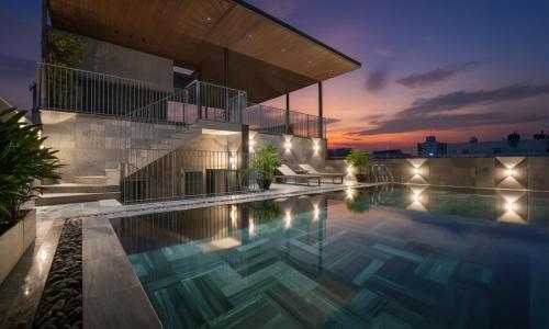 Modern 6BR Villa Rooftop Pool, Sauna & Elevator