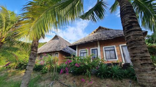 Light Coral Đam Mon Resort in Van Phong Bay