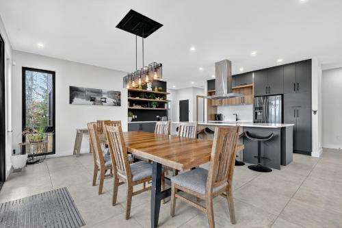 Modern Lakefront Chalet Private Jacuzzi Dock in 卓特斯(QC)