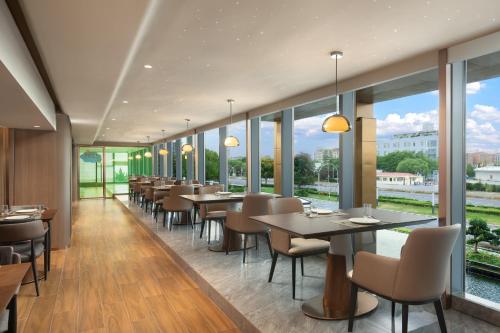 Restaurant, Wyndham Garden Shanghai Songjiang in SongJiang and University Town