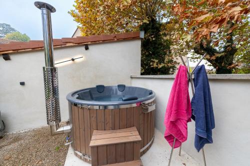 Hot spring bath, La grange moderne aux portes de Lyon in Vourles