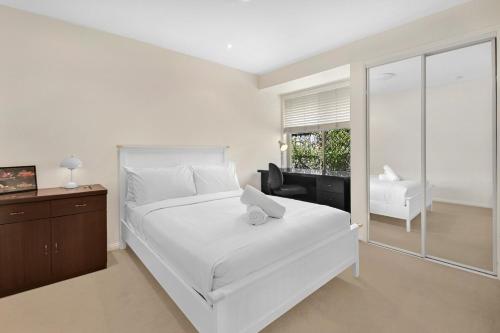 Relaxing 4BR Robina Escape with Parking & Pool in Robina