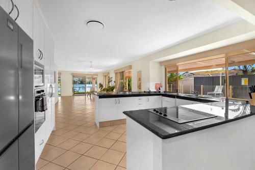 Relaxing 4BR Robina Escape with Parking & Pool in Robina