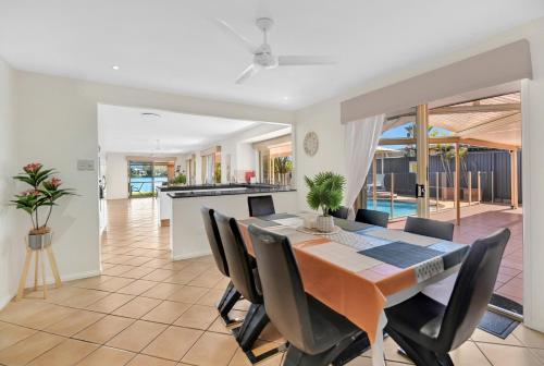 Relaxing 4BR Robina Escape with Parking & Pool in Robina