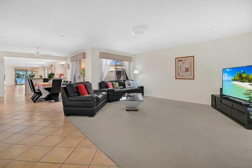 Relaxing 4BR Robina Escape with Parking & Pool in Robina