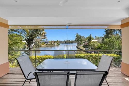 Relaxing 4BR Robina Escape with Parking & Pool in Robina
