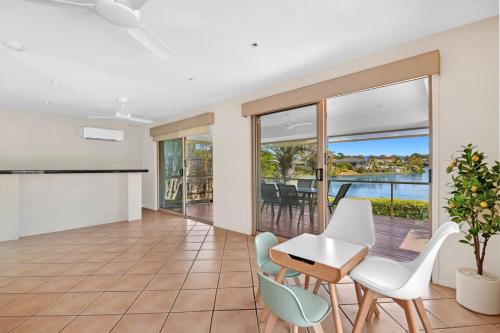 Relaxing 4BR Robina Escape with Parking & Pool in Robina