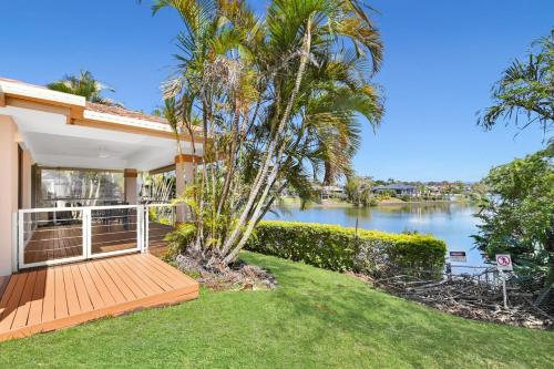 Relaxing 4BR Robina Escape with Parking & Pool in Robina