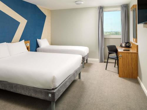 1 double bed, 1 twin bed