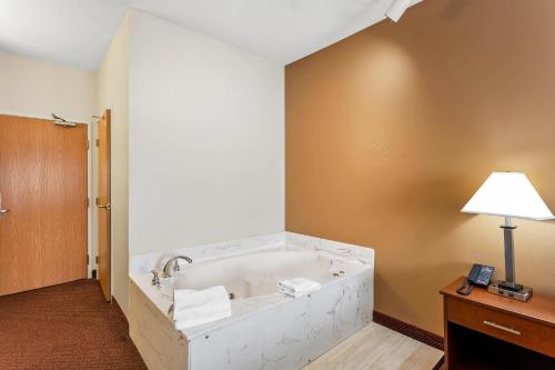 Quality Inn - image 7