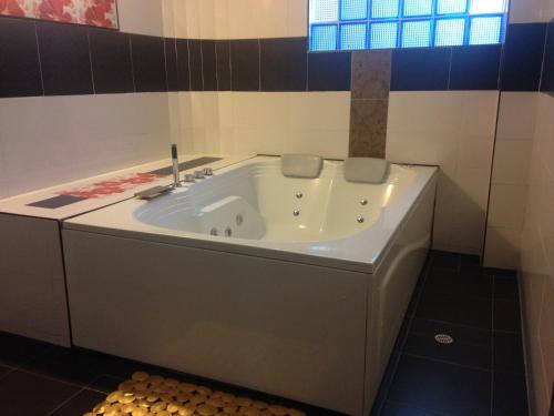 Hot tub, Hotel Arcoiris Girardot in Girardot