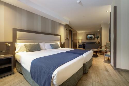 2 twin beds, 1 sofa bed