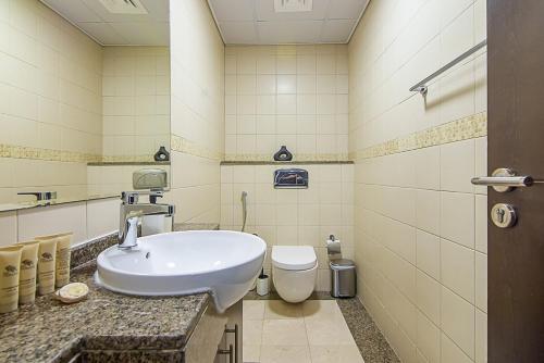 Modern 1-Bedroom Apartment in Bay Central Tower 1, Dubai (photo 2)