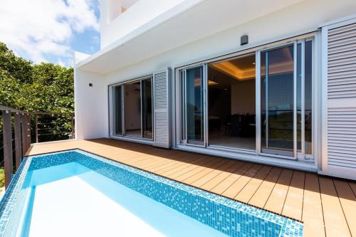 宮古島の美しい海と自然を一望できる絶景リゾートヴィラ