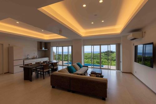 宮古島の美しい海と自然を一望できる絶景リゾートヴィラ