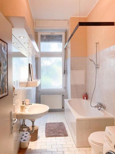 Sunny Renovated Ground-Floor Apartment in Neukölln, Berlin (photo 5)