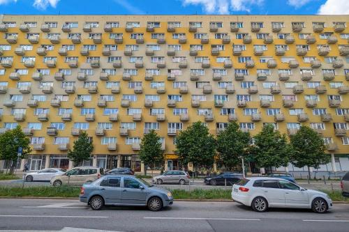 Three Bedroom Apartment in Gdynia Center with Desk by Noclegi Renters - image 4