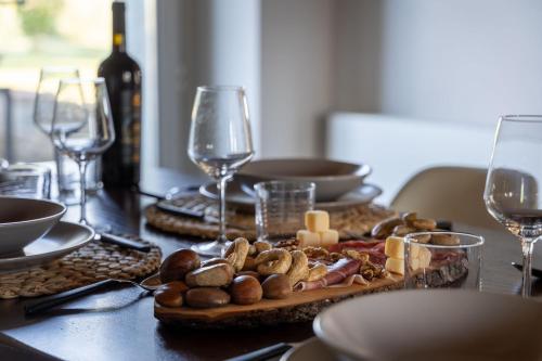 Villa dei Vini by PosarelliVillas in Теронтола Дi Кортона