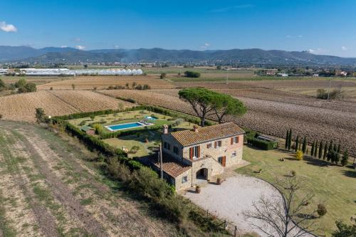 Villa dei Vini by PosarelliVillas in Теронтола Дi Кортона