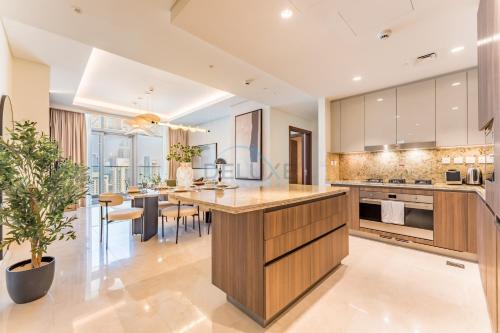Breathtaking Burj Khalifa Views from a High-Floor 3BR with an Assistant Room, Just Minutes from Dubai Mall and Downtown Attractions, Imperial Avenue, Downtown Dubai by Deluxe Holiday Homes, Dubaj (fotografie 5)