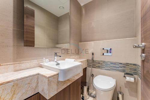 Breathtaking Burj Khalifa Views from a High-Floor 3BR with an Assistant Room, Just Minutes from Dubai Mall and Downtown Attractions, Imperial Avenue, Downtown Dubai by Deluxe Holiday Homes, Dubaj (fotografie 4)