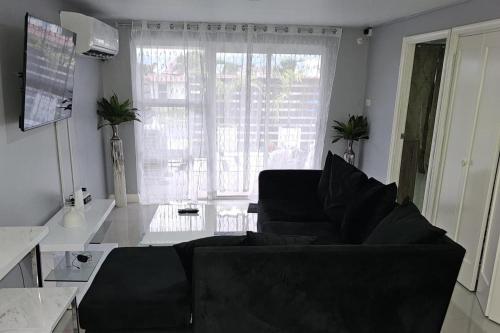 Apartment Sleeps 6 with Pool Access in Portmore