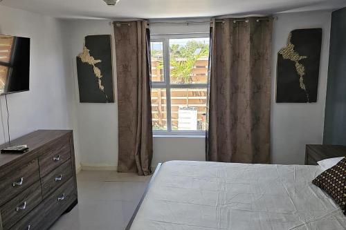 Apartment Sleeps 6 with Pool Access in Portmore