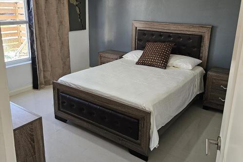 Apartment Sleeps 6 with Pool Access in Portmore