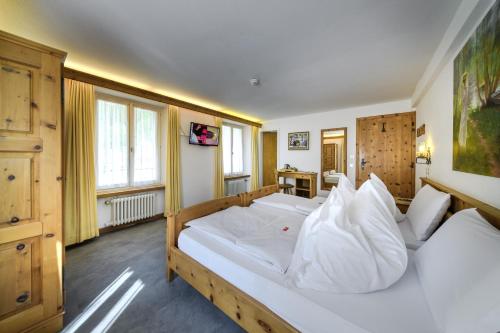 3 twin beds